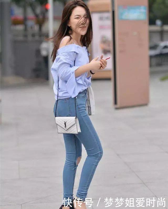 长发美女搭配牛仔裤，背影十分修长，看一眼就被迷住了！