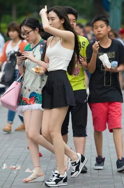 时尚吊带背心搭配淑女超短裙，时尚的穿搭走在街上吸睛无数