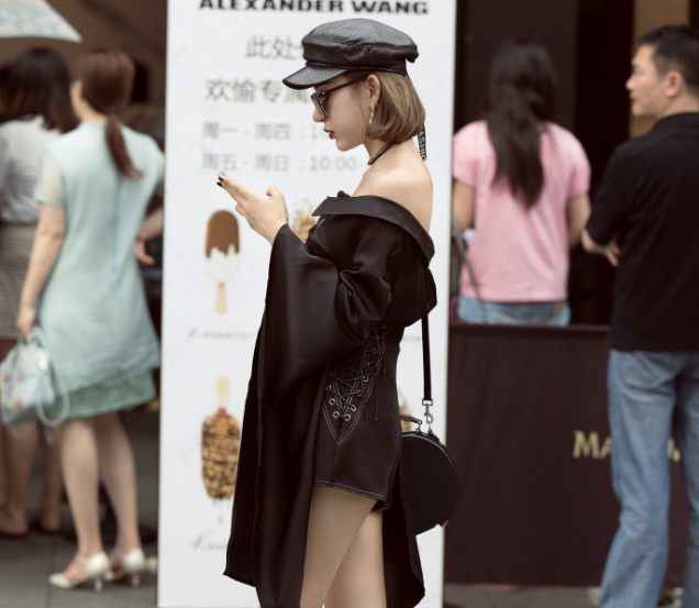 街拍：螓首蛾眉人见人爱的时髦小姐姐，炎夏搭配热情性感很撩人！