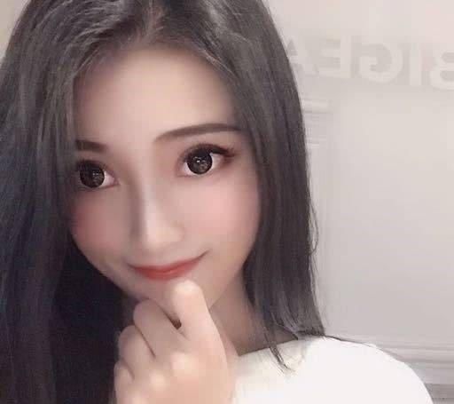  [女网]女网红进入飞行中的驾驶舱拍照！扬言没有自己搞不定的事