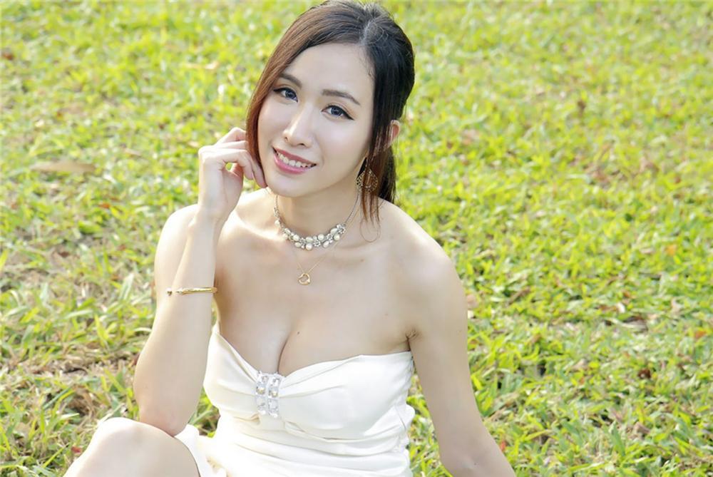 街拍: 抹胸裙美女, 肤白如雪, 谁家的娇妻丢了?