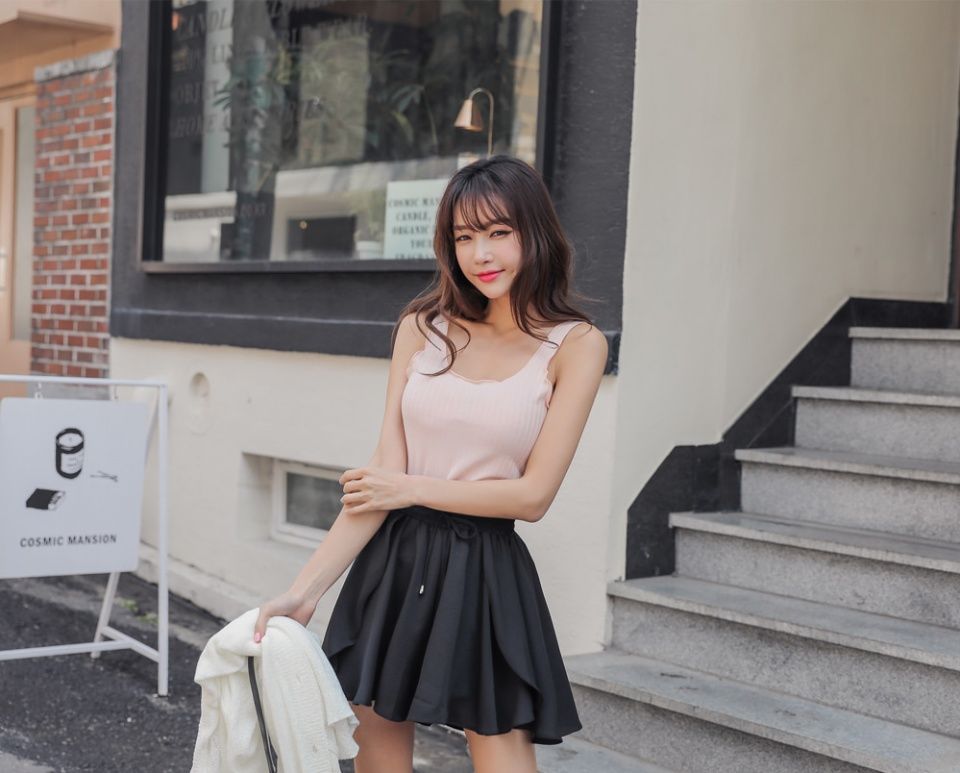 街拍 黑色短裙美女，丰腴身材，天使容貌！