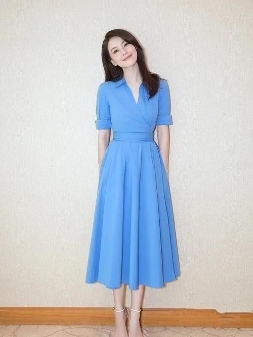 【 显贵】一袭丝绒抹胸长裙温柔性感，搭短发高级显贵，高圆圆女神气质绝了