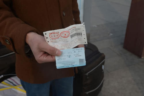  提前@工地没提前通知放假时间，农民工买不上票辗转7地回家过年