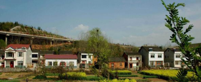 以前农村建的房，没有宅基地证算违规吗？没有又该如何处理？