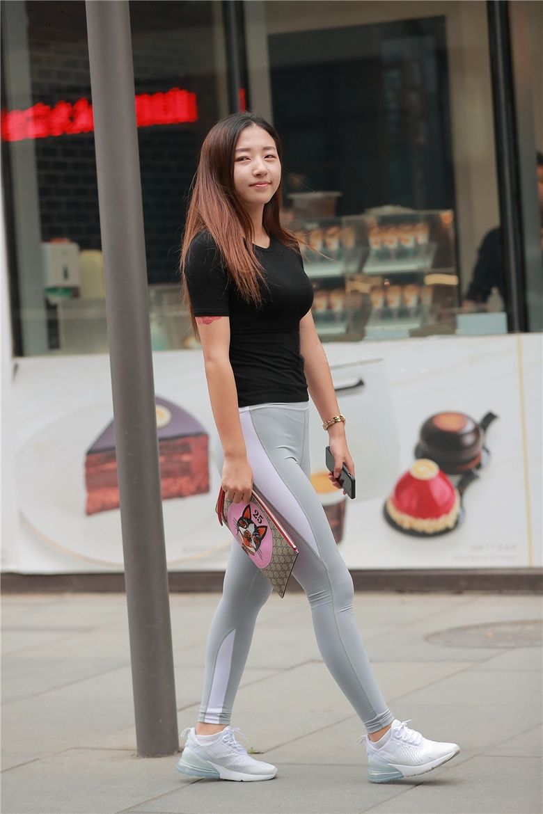 街拍联盟：瑜伽紧身裤的魅力，让她穿出了极致