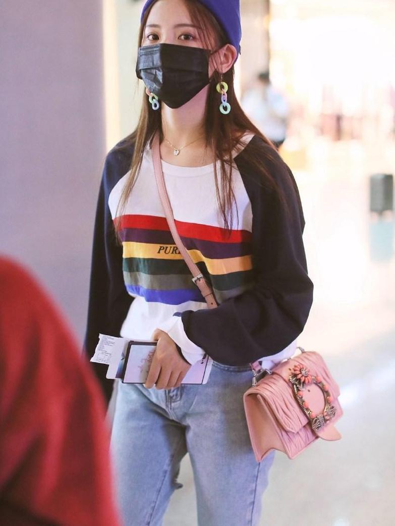 杨超越终于不把上衣当裙穿, 塞到牛仔裤里, 才更显腿长!