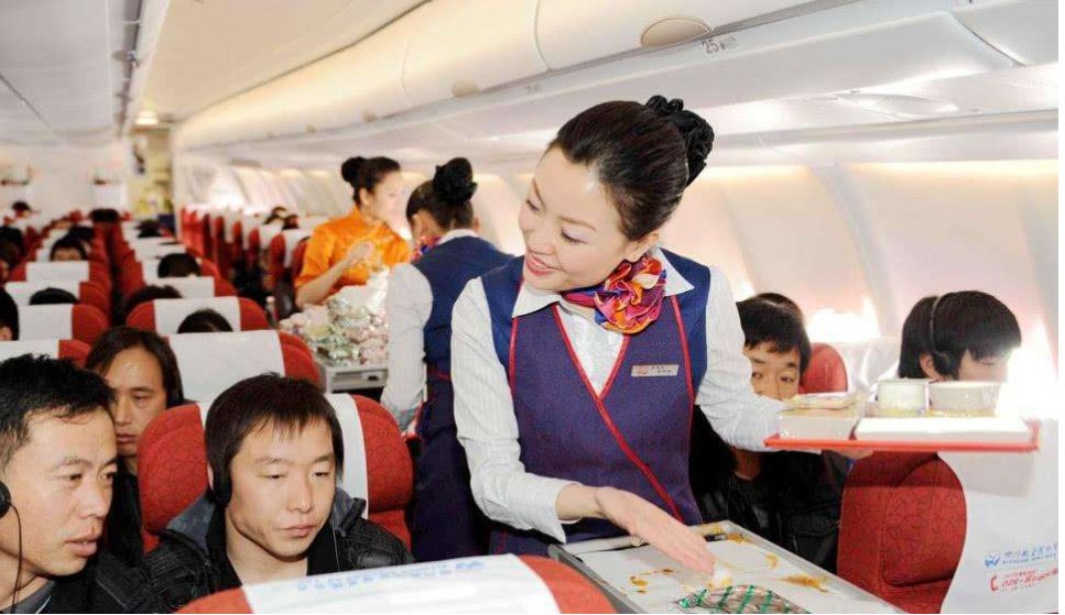  #套路#飞机上空姐会不断给乘客送吃的，这些小套路你了解吗？