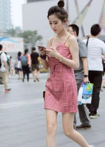 「小姐姐」街拍:身穿白色无袖百褶裙,小姐姐千姿百媚,温婉可人