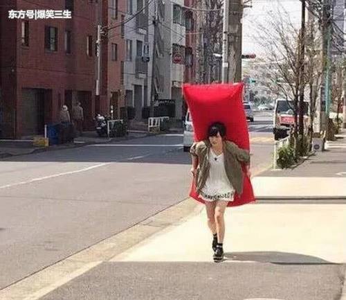 妹子，这裙子也太短了吧，还穿高跟鞋，这下崴脚了，内衣都出来了