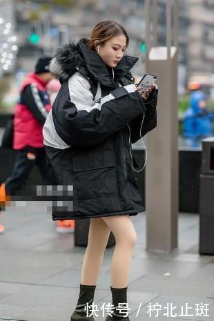  #气质#街拍，瞧，小姐姐这自信的走姿，一看就是一位拥有模特气质的女生