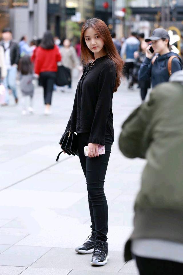 美女街拍：优雅亮丽打扮清爽，高挑的身材！