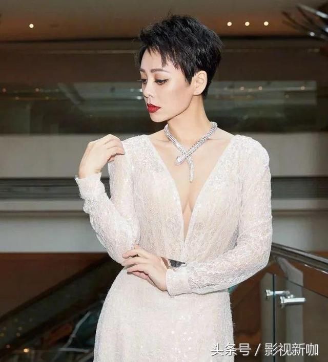 46岁宁静戴假发装嫩，化淡妆点缀，网友：睫毛快“冲出”屏幕了！