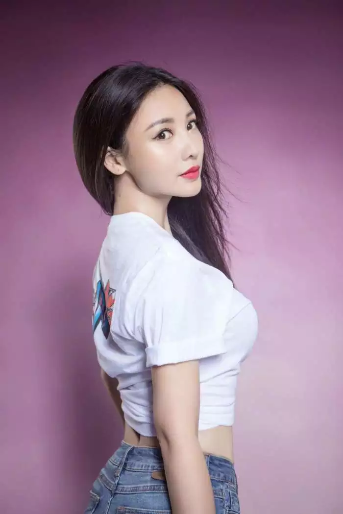 柳岩厉害了，T恤往身上一扭立马变成紧身衣搭配短裤秀S曲线吸睛