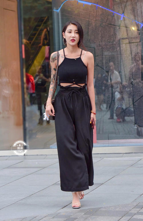 路人街拍,花臂小姐姐,笑起来有点小酒窝特别美