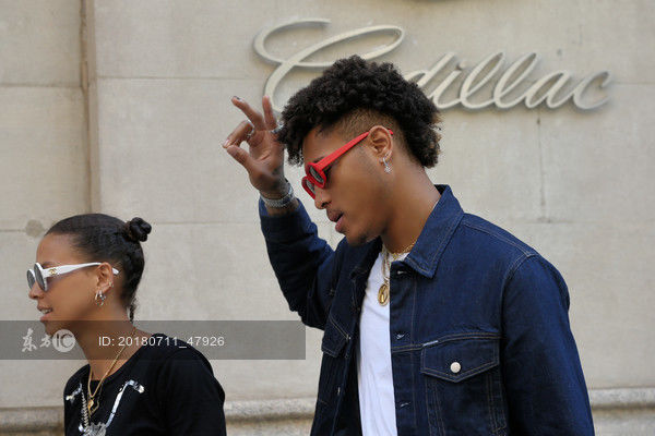 乌布雷也是潮男一个 与女友亮相纽约时装周