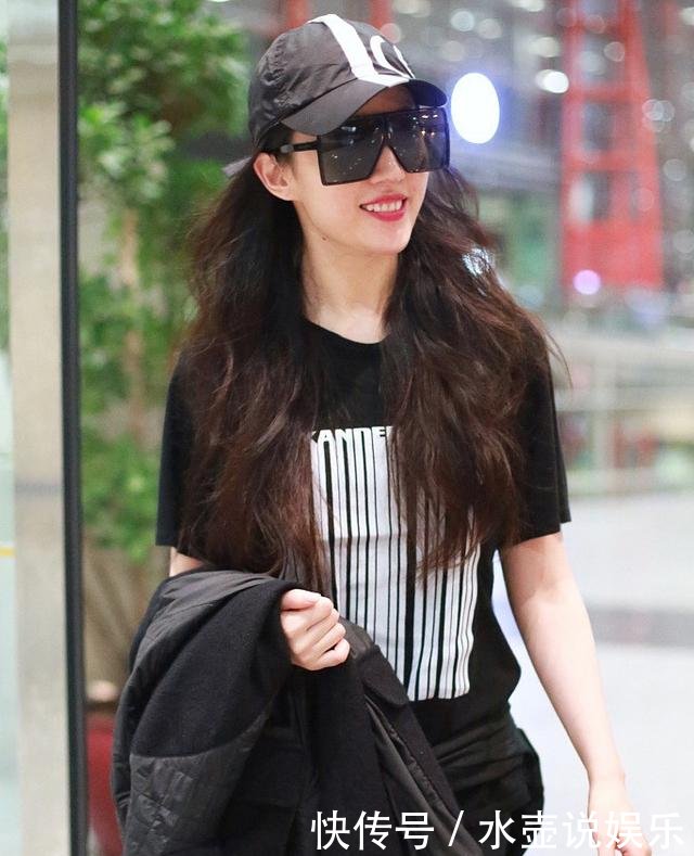刘亦菲不仅瘦了，还玩上了嘻哈风，T恤配紧身裤也能穿出高级感！
