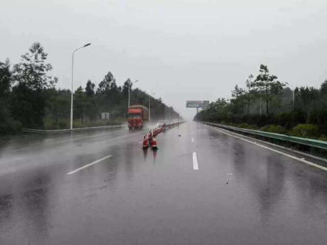  【学问】为什么老司机雨天跑高速这么做？新手注意，这里面大有