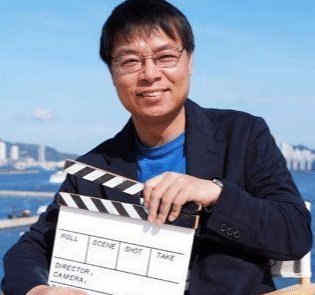 「周星驰」周星驰曾跟无数人决裂, 唯独对他含泪挽留, 至今仍力挺星爷