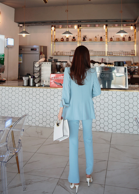 女神孙允珠，峡湾海岸初恋系温柔浅蓝西装