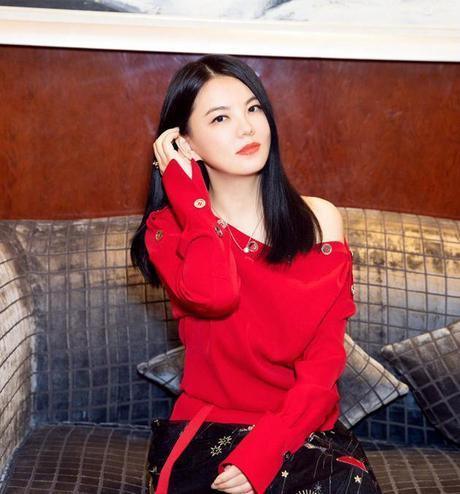 李湘这是瘦了多少?大红色露肩上衣也敢穿了,42岁直接嫩回24岁