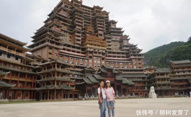 藏在贵州大山里“豪宅”,24层高99.9米,被誉为小布达拉宫