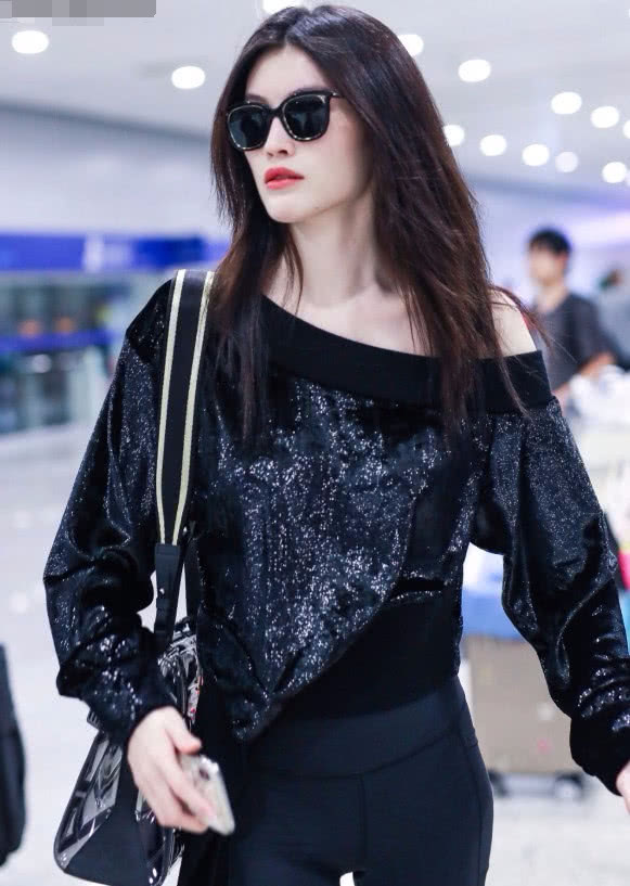 何穗真不愧是超模！穿健美裤直接走机场，回头率百分之两百！