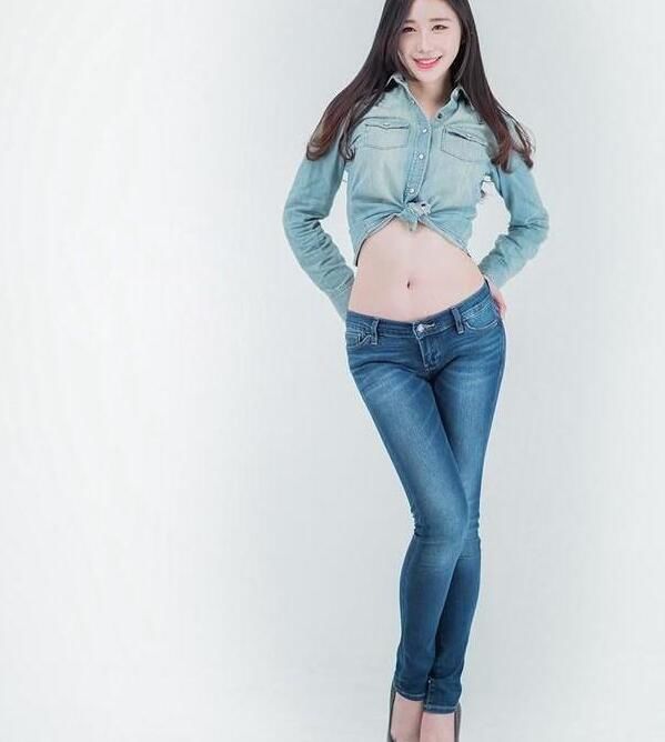 时尚写真，俏美靓丽的牛仔裤美女，曼妙身姿，尽显高挑有型美……