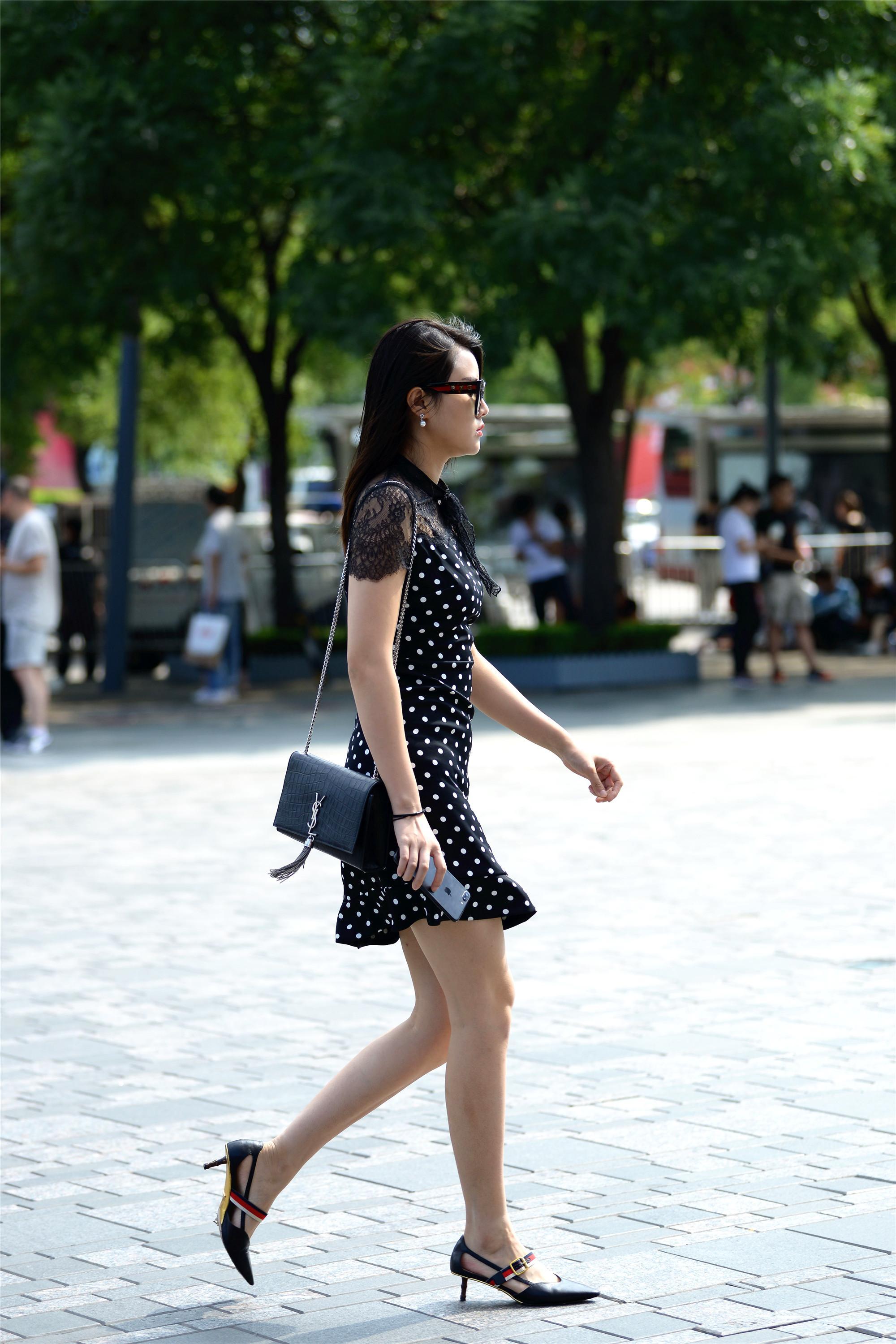 清秋时节的小姐姐，她穿的连衣裙被她的鞋子抢了风头