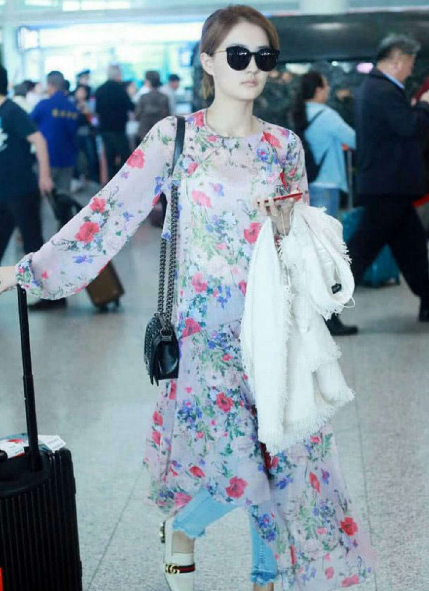 徐璐现在这是怎么了？在机场中穿了一身大妈的裙子！