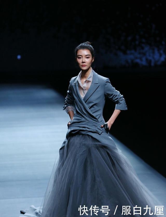  [气质]真正的美人在''骨''不在''皮''！穿纱裙走秀的车晓，气质仍然很佳
