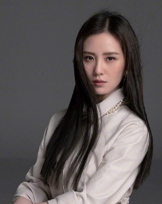  『黑长直』放弃大波浪吧,今年流行回头率超高的“渣女头”,洋气还显脸小