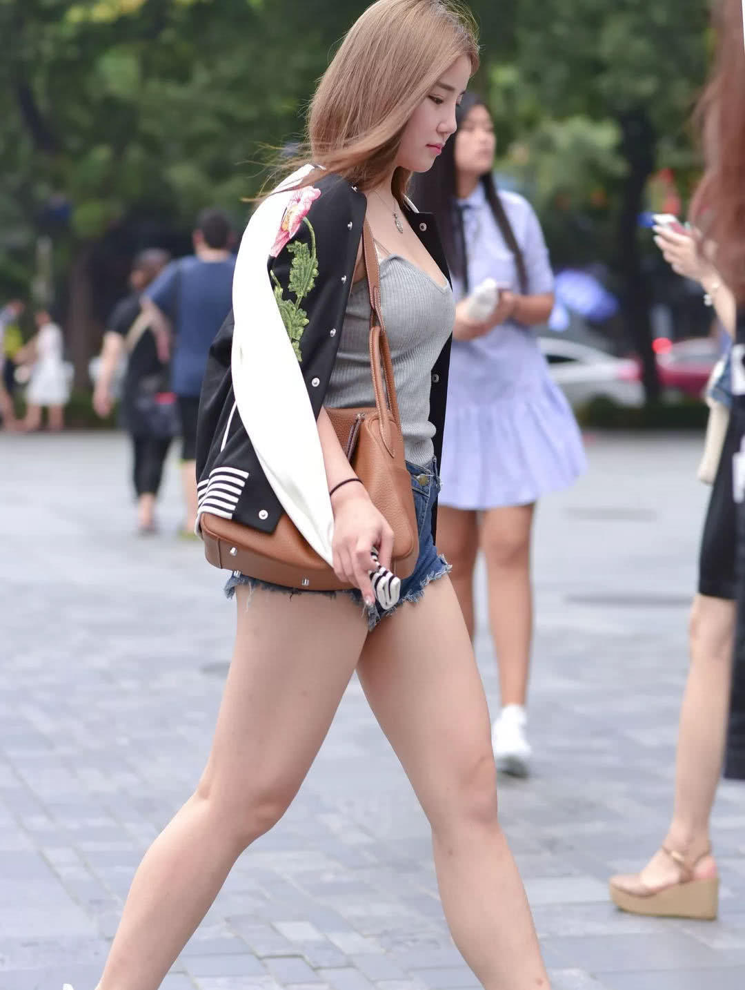 小姐姐身材肥腻大象腿，看到上身很多男人抢着要她