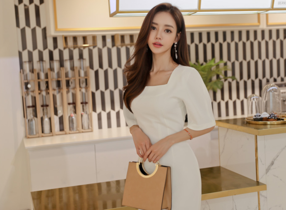 女神孙允珠，白绸玛丽皇妃花季皎月半袖裙