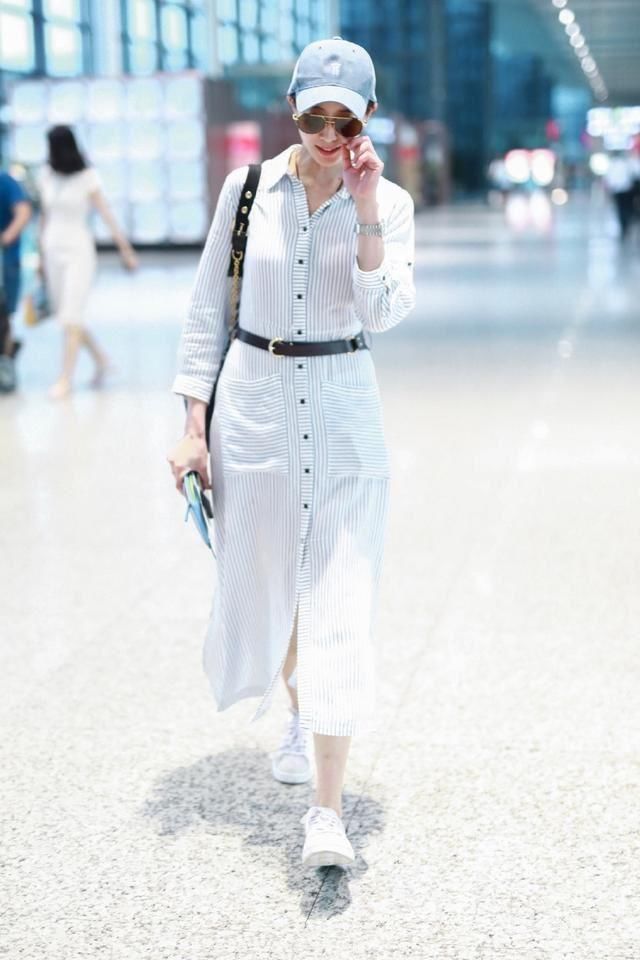 白瞎了大长腿！张钧甯穿衬衫裙捂这么严实，看着都热！