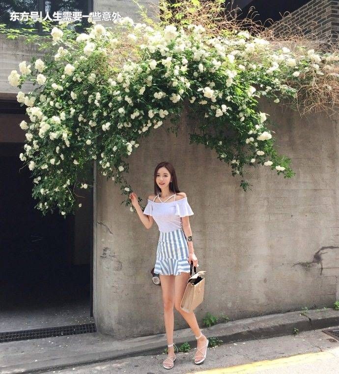 俏丽清秀的气质美女，精致短裙清新又大气，元气满满人比花娇!