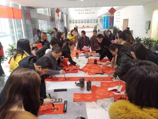  火红■火红春联，自然是散发着墨香的最好！