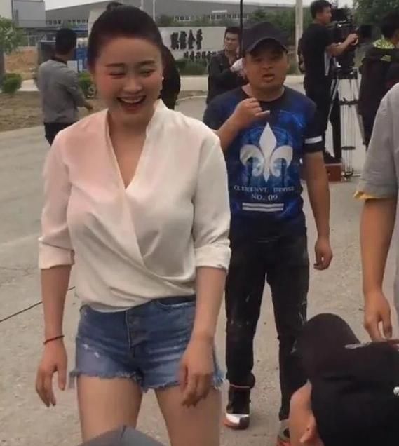 关婷娜穿短裤被调侃：穿这么紧不尴尬吗，但还是很美