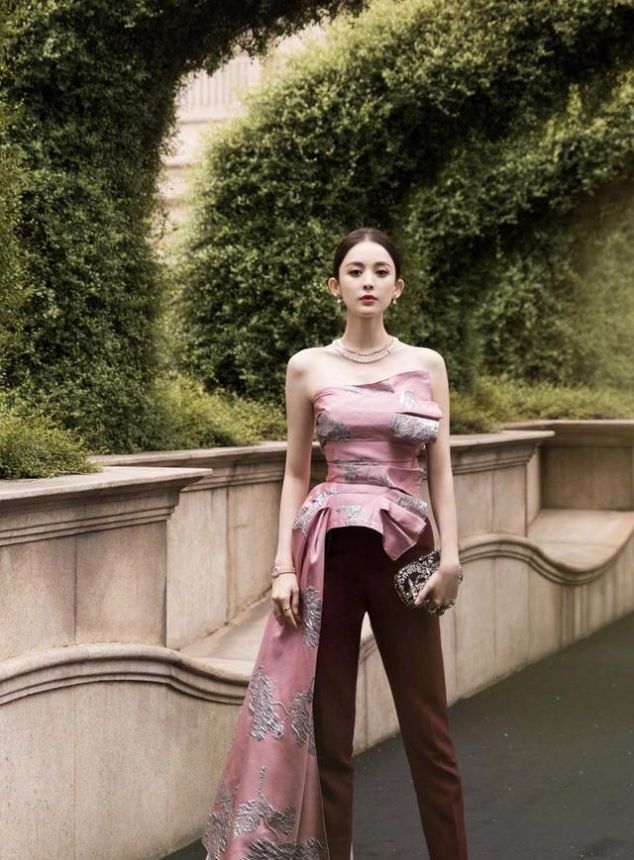 『 抹胸』穿拖地款抹胸配9分裤亮相,172cm高腿真的长,古力娜扎美出新高度