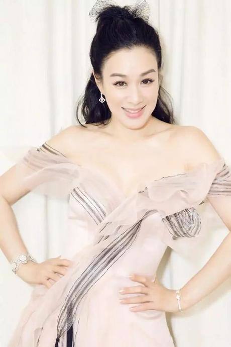 钟丽缇放大招！礼服裙下半身镂空，别说男人就连女助理都看呆了！