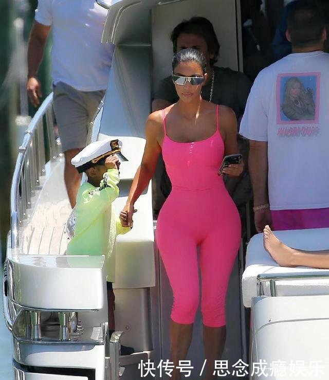 37岁的卡戴珊外出、吊带连体衣被热议, 网友: 5岁女儿看见都怕