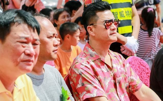 香港影视明星吕良伟到廉江来了