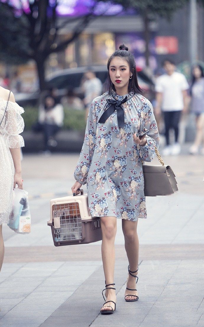 街拍路人,夏季街头丽人的穿搭风格,每个都透露出独特的时尚气息