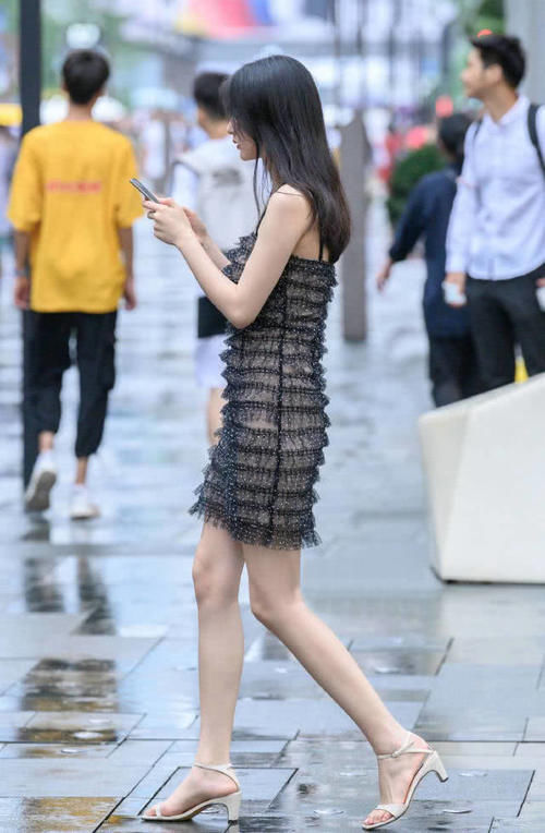  夏季■街拍：吊带裙小姐姐，夏季所有幻想的开始