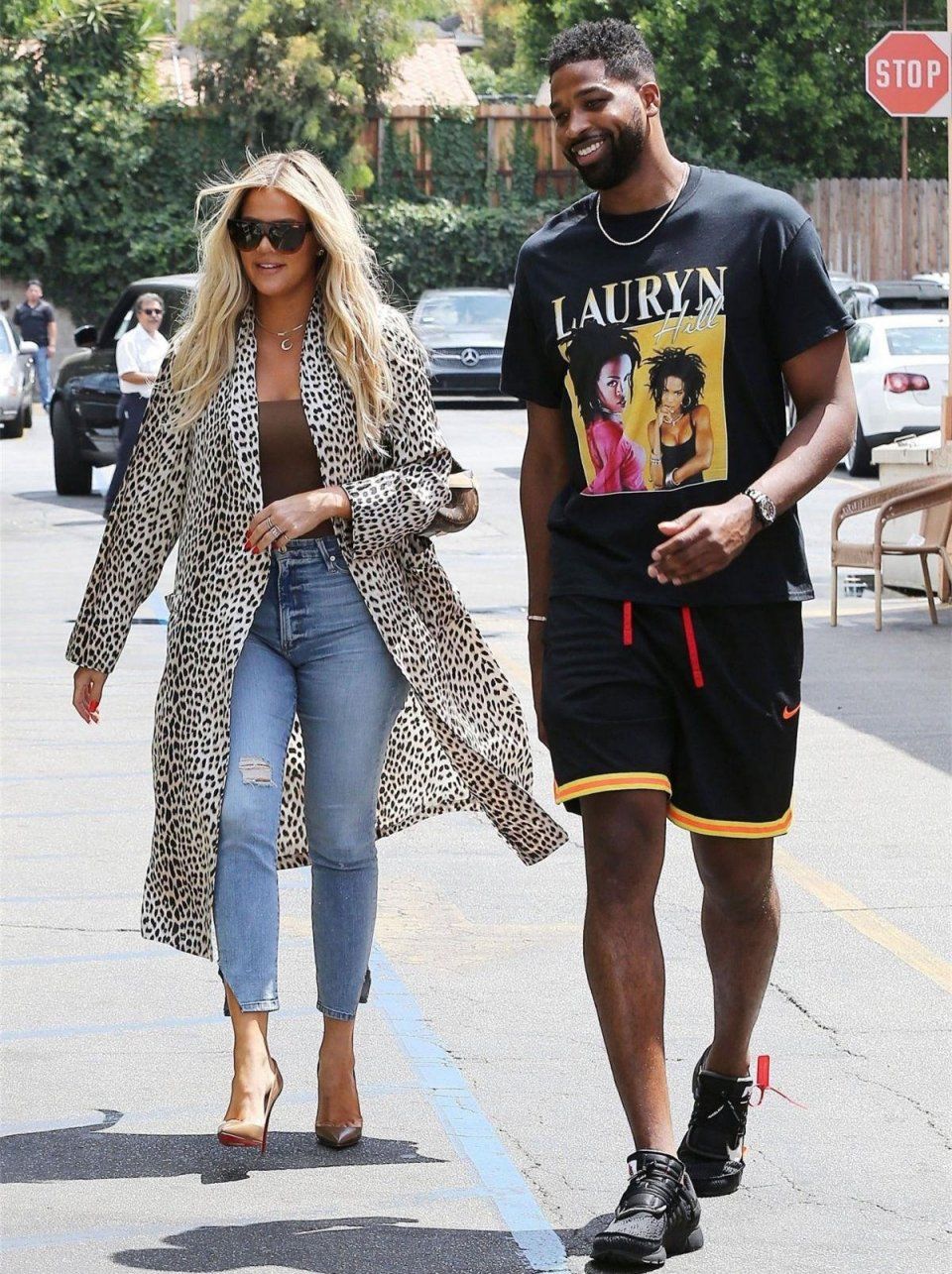 卡戴珊小妹跟好友出门被拍，网友：她这身豹纹服装非常时髦！