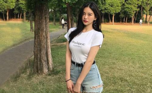 街拍：紧身打底裤的穿搭，不仅让小姐姐们活力十足又性感丰满！