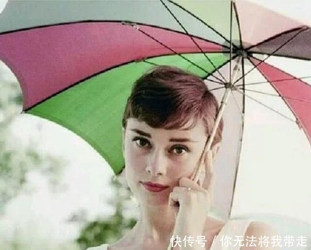 『赫本』诗丽吉撑“小洋伞”漫步,风情卓越比肩赫本,宛如油画美人在世!