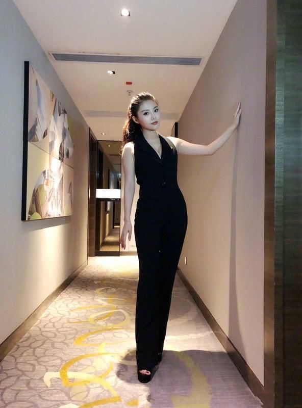 徐冬冬紧出了名！裸色长裙穿得那么紧，简直就是大写的S型！