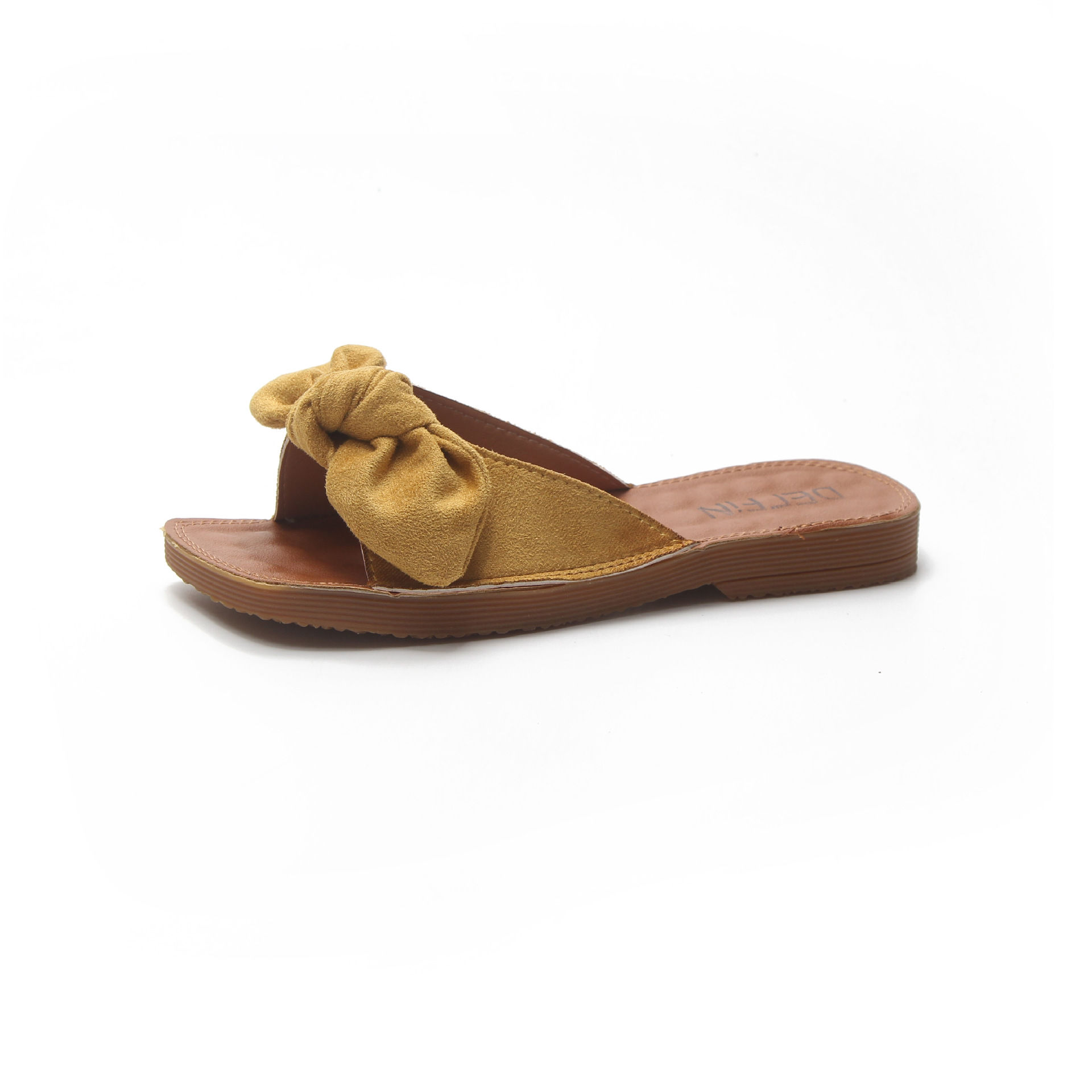 姚晨的“绣花鞋”大火后，更把蒋欣的“穆勒拖鞋”推到时尚尖端