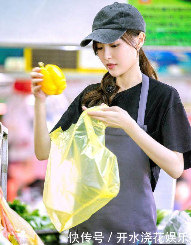 唐嫣真厉害! 穿的吊带裙空荡荡的 网友: 这尺寸没得遮太小了!